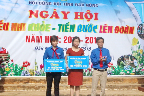 trao q01 bộ trống đội, 01 bộ sách truyện trị giá 10 triệu đồng cho Liên đội Nguyễn Huệ.